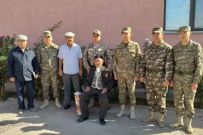 Arys garnızonynyń áskerı qyzmetshileri tyl ardagerin qarttar kúnimen quttyqtady