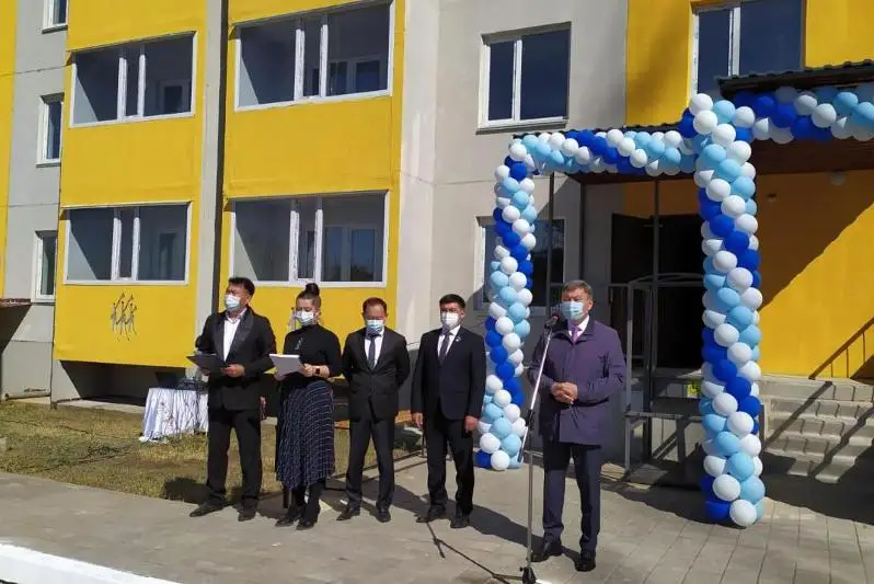 Abaı qalasynda otbasy kúnine oraı kezekte turǵan 37 januıa baspanaly boldy