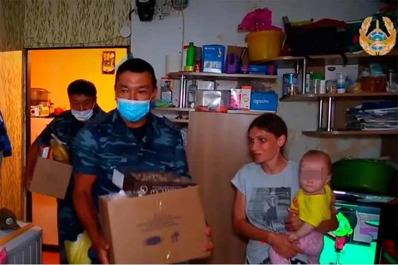 ShQO polıtseıleri kópbalaly otbasylarǵa azyq-túlik taratty