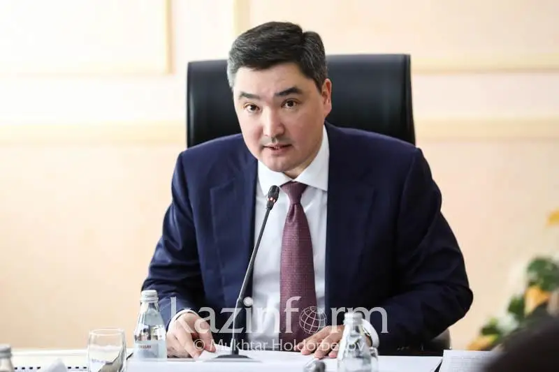 Oljas Bektenov jemqorlyqpen kúresti kúsheıtýge baǵyttalǵan jańa zań normalaryn túsindirdi