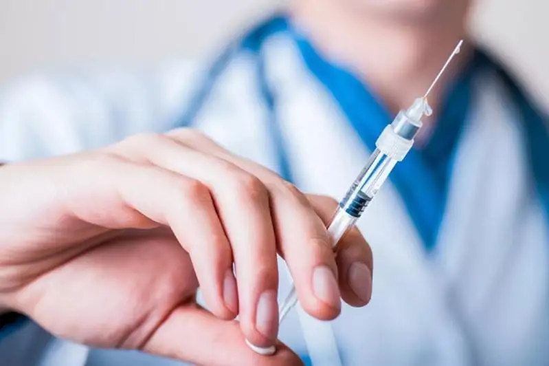 Ózbekstanda qyzmetkerlerdi mindetti vaktsınalaý týraly zań jobasy qaralyp jatyr