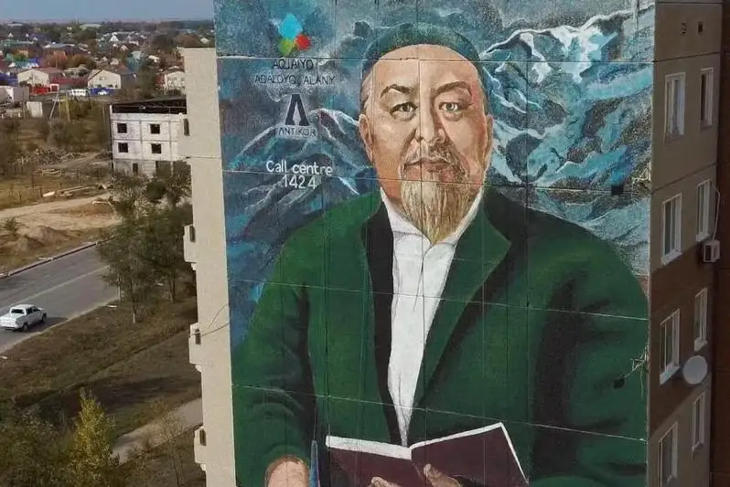 Aqsaıda toǵyz qabatty úıdiń qabyrǵasynda Abaı beınelendi