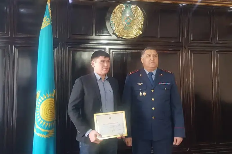 Анасы мен қызын тонаған күдіктіні ұстауға көмектескен ақтөбелік марапатталды