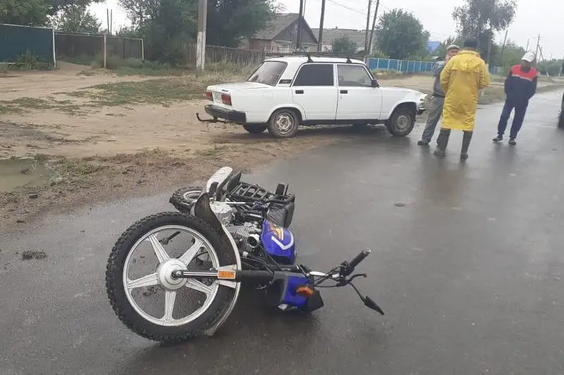 Batys Qazaqstanda avtokólik mototsıkl mingen jasóspirimdi qaǵyp ketti