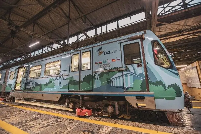 EAEO - 5 jyl: Máskeý metrosynda mereıtoılyq poıyz jolǵa shyqty