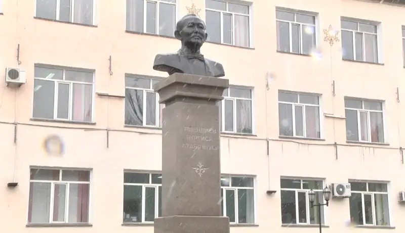 Jekege ótken Tilendıev atyndaǵy mýzykalyq mekteptiń ujymy ákimge bardy