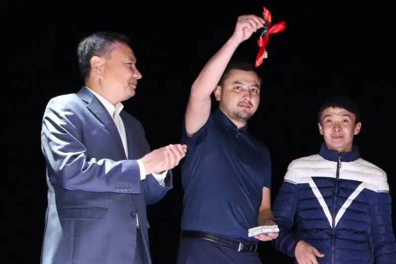 Qyzylordalyq kásipker úshem tárbıelep otyrǵan otbasyǵa páter syılady