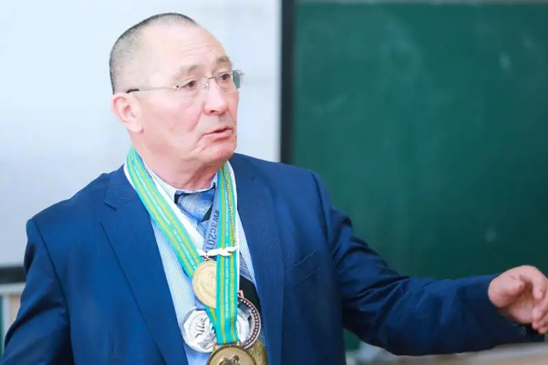 Qartaısa da qaıraty qaıtpaǵan Muhamedolla Aǵzamov qol kúresten álemdi baǵyndyrdy