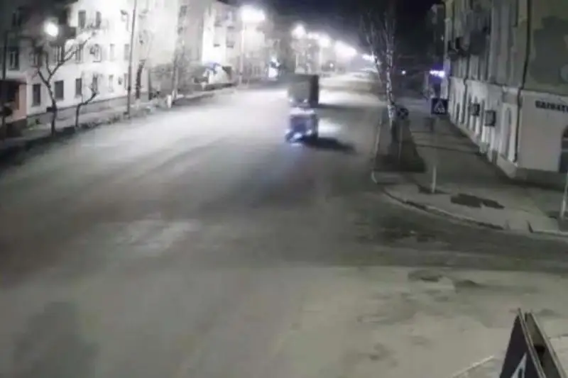 Óskemende polıtseıler KamAZ-dyń mas júrgizýshisin qýyp júrip ustady