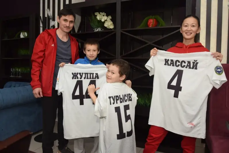 «Тобыл» футболшылары 23 жастағы жігіттің емі үшін жейделерін сатты