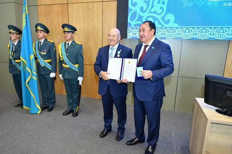 Ómirzaq Shókeev oblys, aýdan, qalalyq máslıhat depýtattaryn marapattady