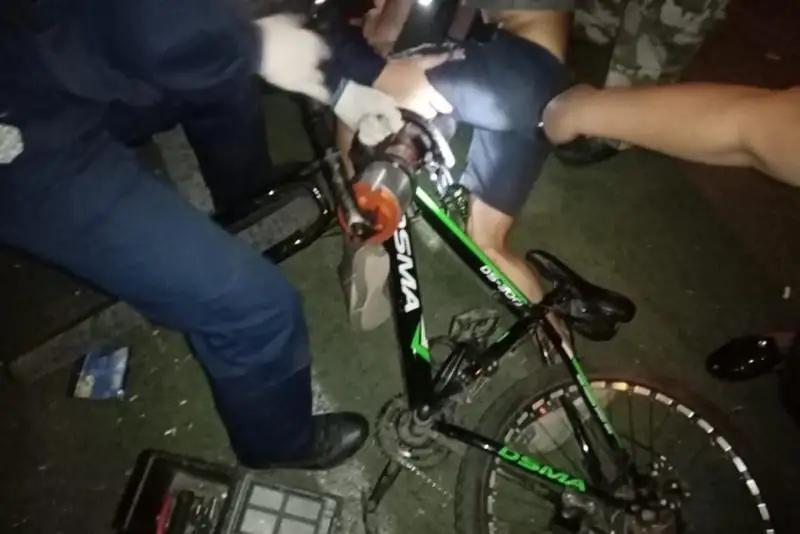 ShQO-da velosıpedtiń bir bólshegi aıaǵyna kirgen balaǵa qutqarýshylar kómektesti