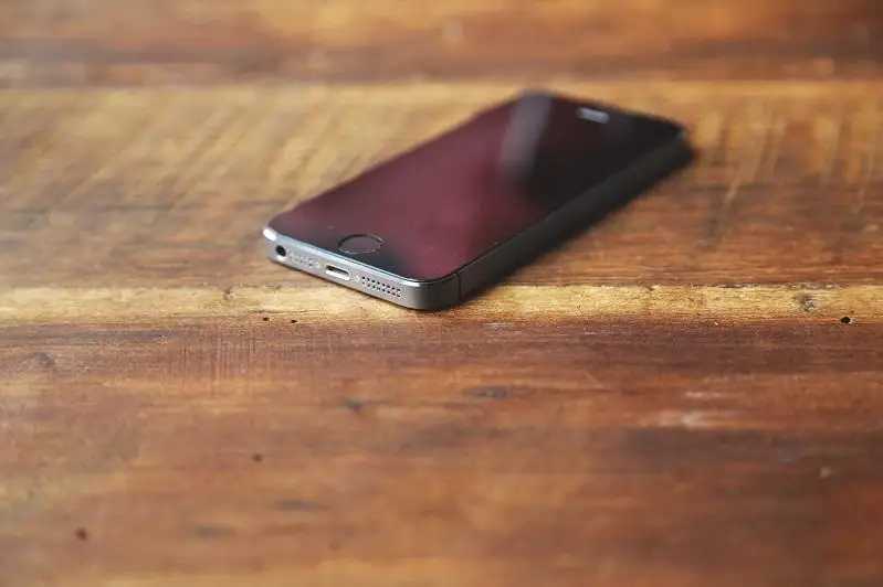 Qubyr jóndeıtin jumysshy túrmege telefon men nasybaı alyp kirmek boldy