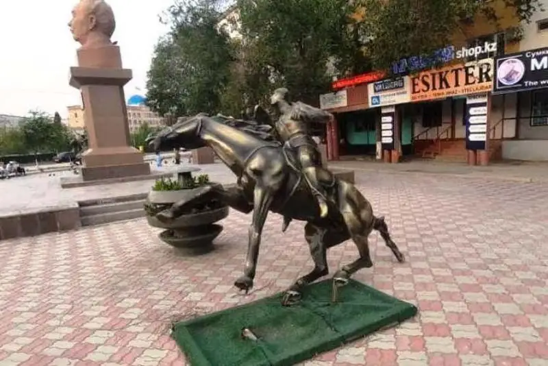 Атырауда жылқы мүсінін сындырған азамат қамауға алынды