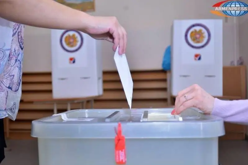 Armenııada kezekten tys parlamenttik saılaýda daýys berý bastaldy