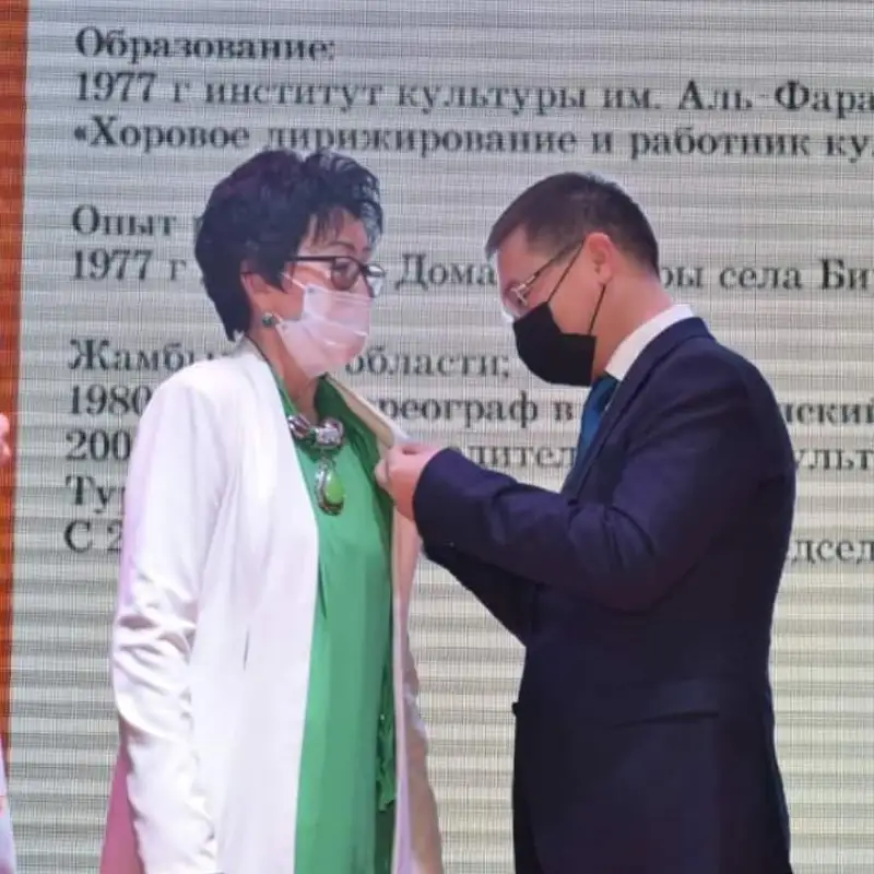 Túrkistanda qalanyń damýyna eńbegi sińgen azamattar marapattaldy