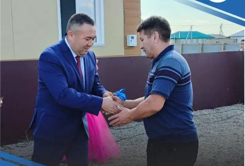 Многодетным семьям вручили ключи от новых домов в Семее