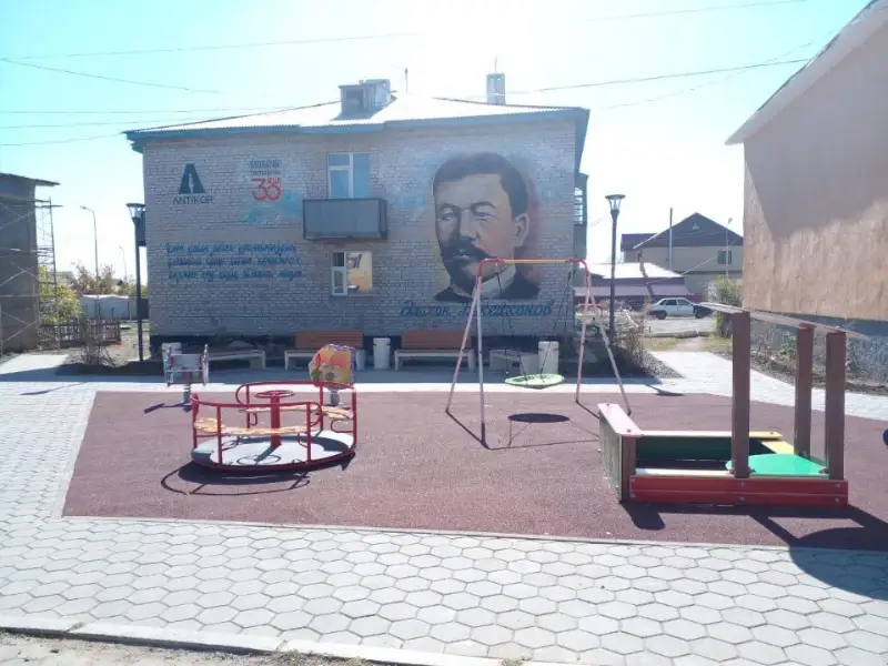 Qarqaralyda Toqtar men Álıhannyń sýretteri beınelengen mýral paıda boldy