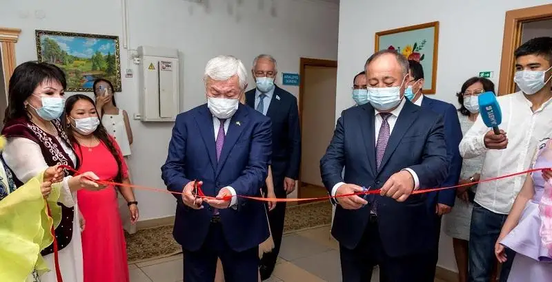 Saparbaev ómirlik qıyn jaǵdaıdaǵy balalardy qoldaý ortalyǵyndaǵy balalarmen kezdesti
