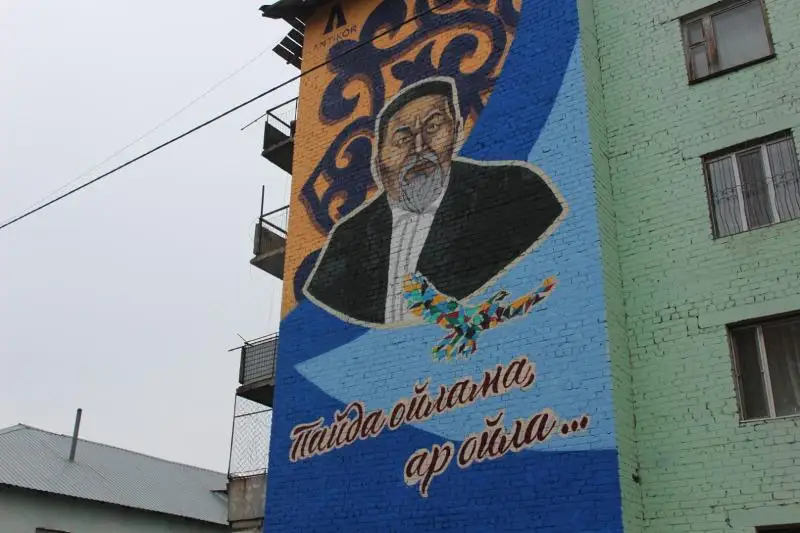 Sarqandaǵy bes qabatty úıge Abaı men Muhametjan Tynyshbaevtyń mýraly salyndy