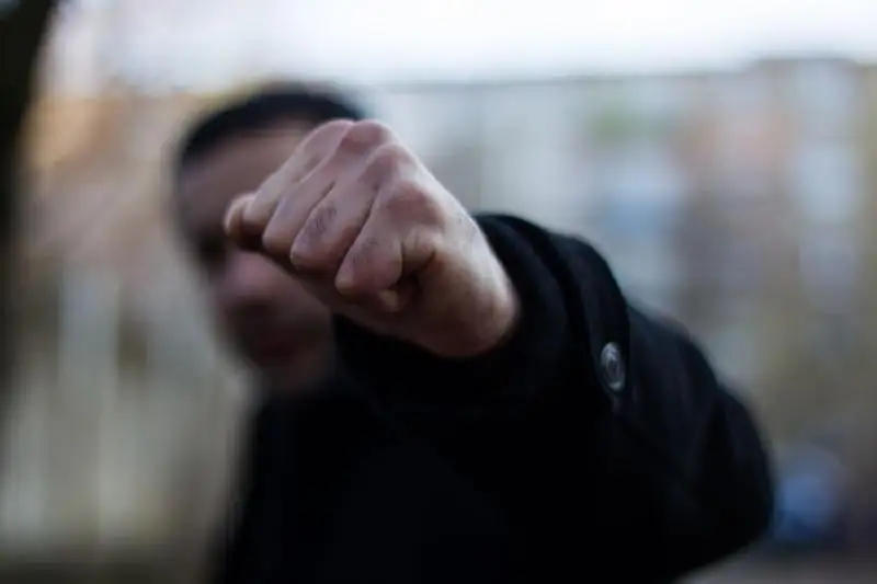 Elorda turǵyny áıelin uryp jatqan adamnyń ózin soqqyǵa jyǵyp, tonap ketken