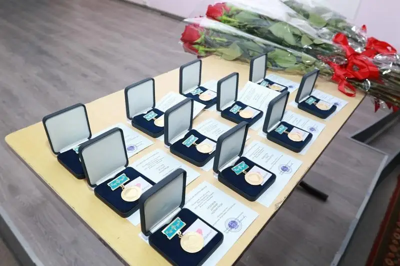 Atyraýda 70 medıtsına qyzmetkerine «Halyq alǵysy» medali tapsyryldy