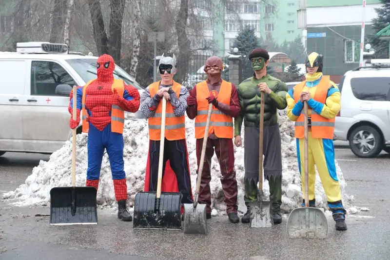 Almatyda kóshe tazalaýshylar bir kúnge sýperqaharmanǵa aınaldy