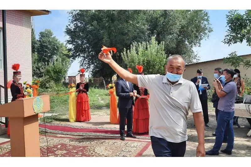 Kásipker Almaty oblysyndaǵy jaǵdaıy tómen otbasylarǵa 10 úı salyp berdi