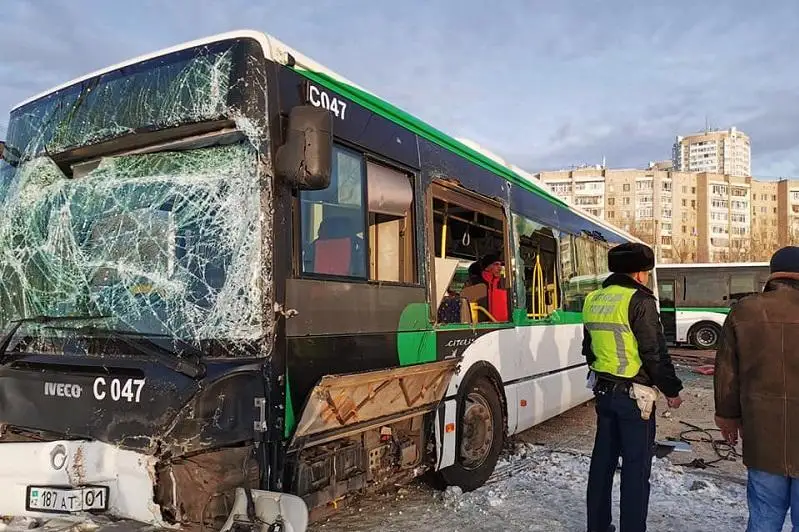 Elordada traktor men jolaýshylar avtobýsy soqtyǵysyp qaldy