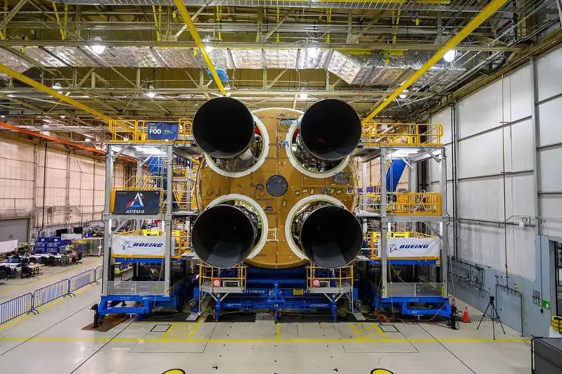 NASA aıǵa ushýǵa arnalǵan sońǵy zymyran qozǵaltqyshyn ornatty
