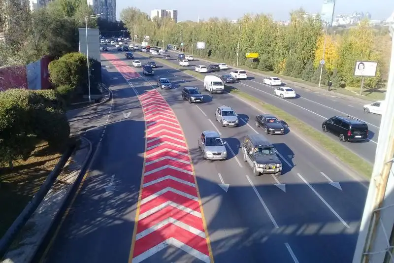 Almaty kóshelerinde  qyzyl tústi jol belgisi  paıda boldy