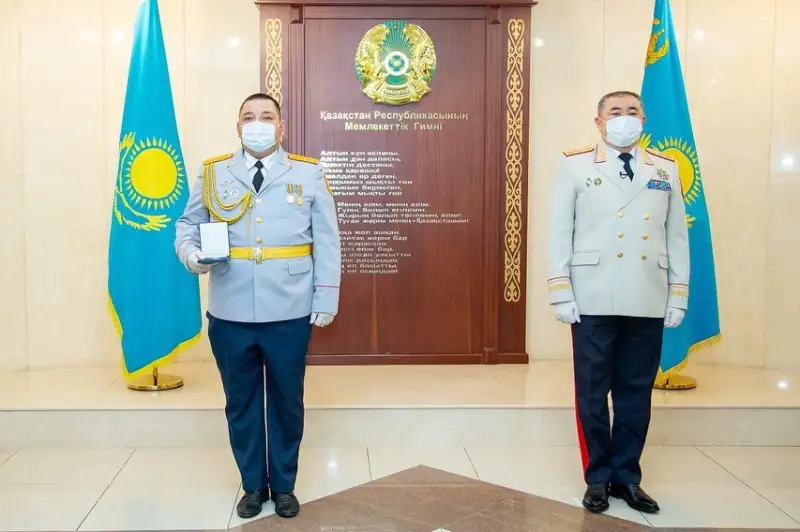 Almaty oblysynyń erlik kórsetken eki jol saqshysy memlekettik nagradaǵa ıe boldy