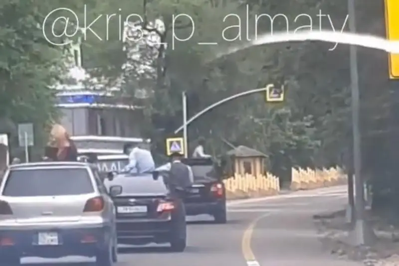 Almatyda mektep bitirýshi túlekterdiń korteji jol erejesin buzǵan