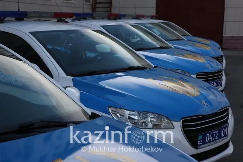 Jambyl oblysynda buzaqylar polıtseıdiń qyzmettik kóligin aıdap ketti