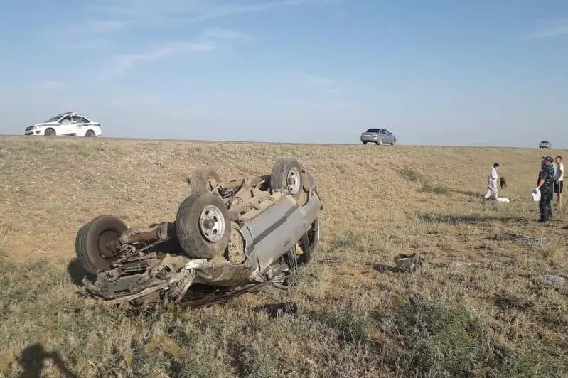 Aqtóbede «Toyota Land Cruiser» kóligi aýdarylyp, júrgizýshisi kóz jumdy