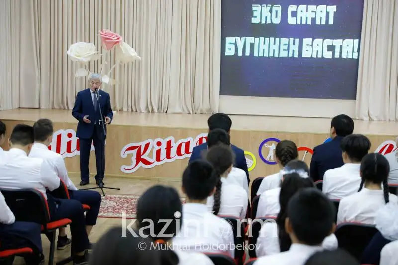 Сапарбаев оқушыларға: «Блат» деген түсінік қалған, бастысы - білімді болу
