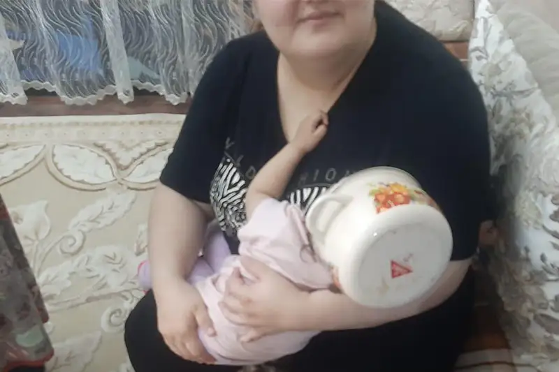 Shymkentte búldirshinniń basyna kastról keptelip qalǵan