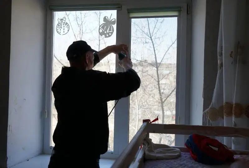 Павлодарские осужденные делают решетки против выпадения детей из окон