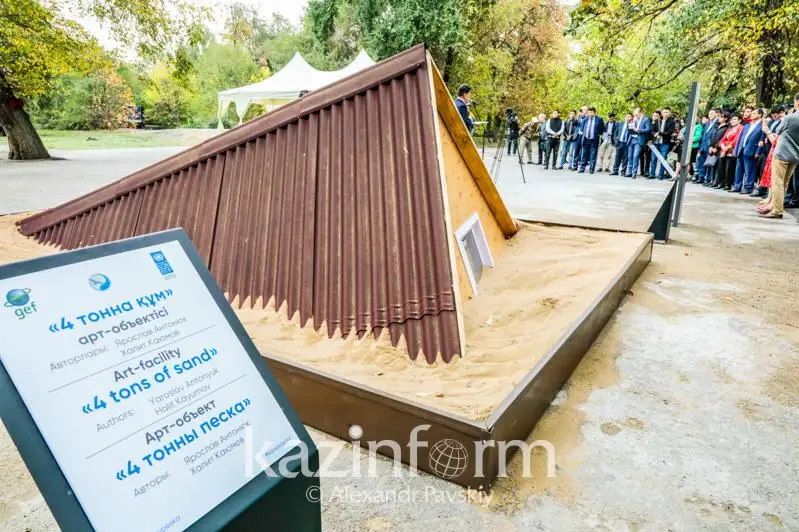 Almatyda sekseýildi qorǵaýǵa shaqyratyn «4 tonna qum» art-qondyrǵysy paıda boldy