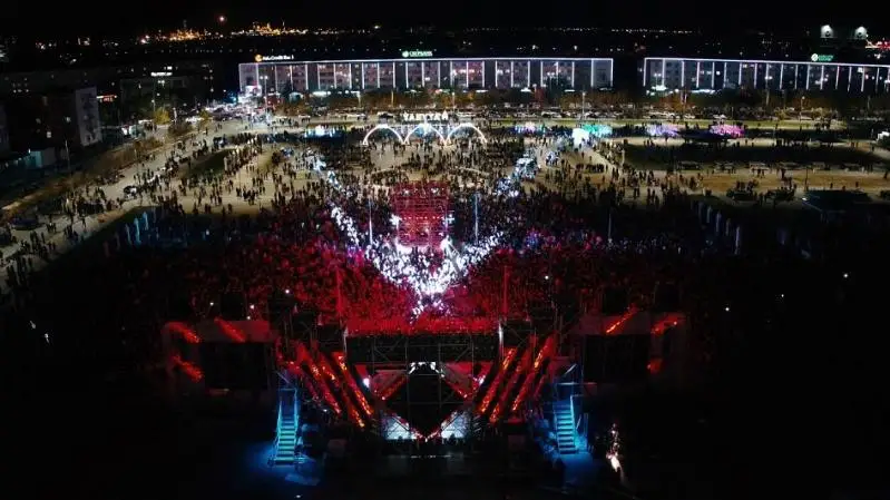 Atyraýda qala kúnine arnalǵan merekelik kontsertke 20 myń adam keldi