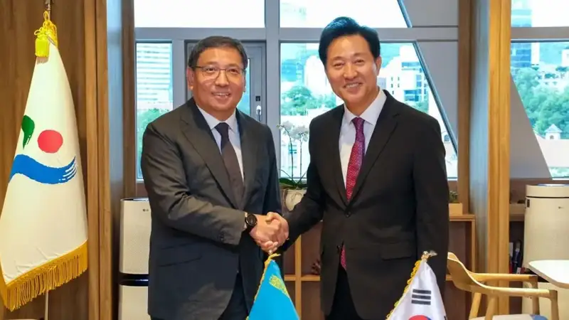 Mayor of Almaty Yerbolat Dossayev and Mayor of Seoul Oh Se-hoon