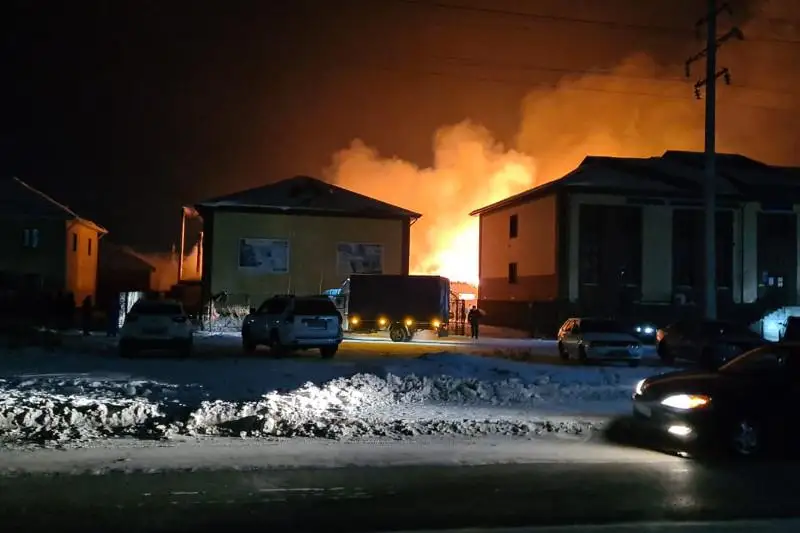 Крупный пожар в селе Косшы тушили пожарные двух регионов