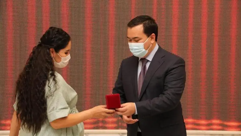 Qaraǵandylyq mádenıet qyzmetkerleri kásibı merekesine oraı páter aldy