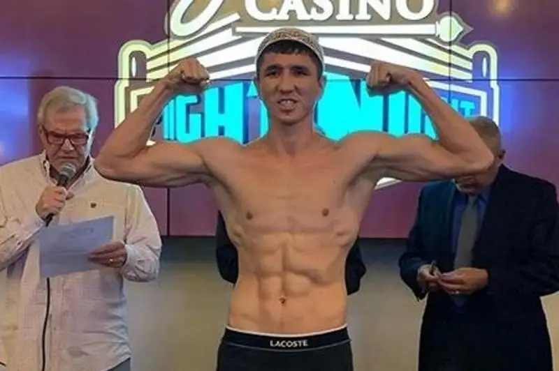 Madııar Áshkeev WBC tıtýly úshin 43 ret jeńiske jetken argentınalyqpen aıqas aldynda  salmaq ólsheýden ótti