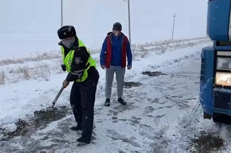 12 водителей спасли полицейские из снежного заноса в Туркестанской области