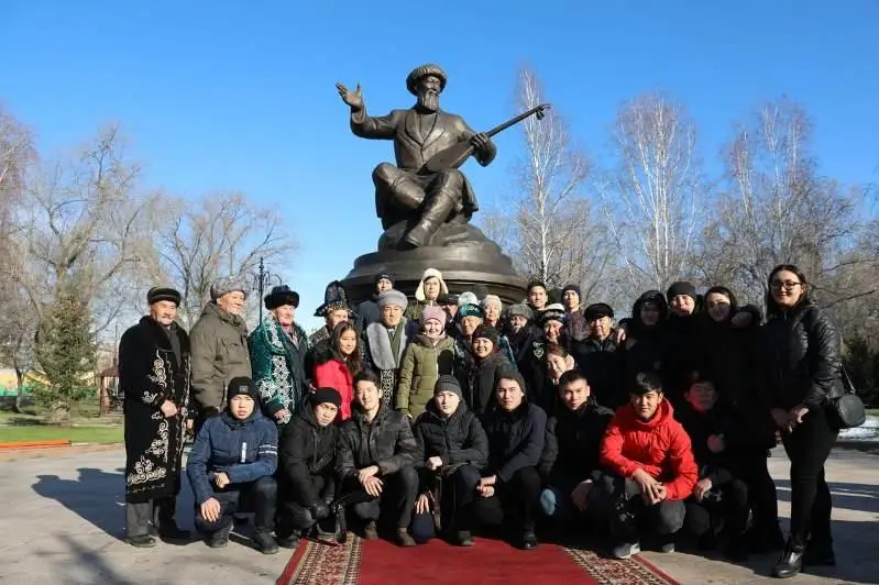 В Усть-Каменогорске торжественно открыли памятник Жамбылу Жабаеву