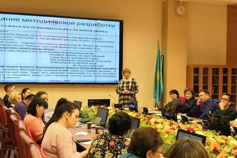Sankt-Peterbýrg mamandary Ulttyq mýzeıde biliktilik arttyrý kýrsyn ótkizdi