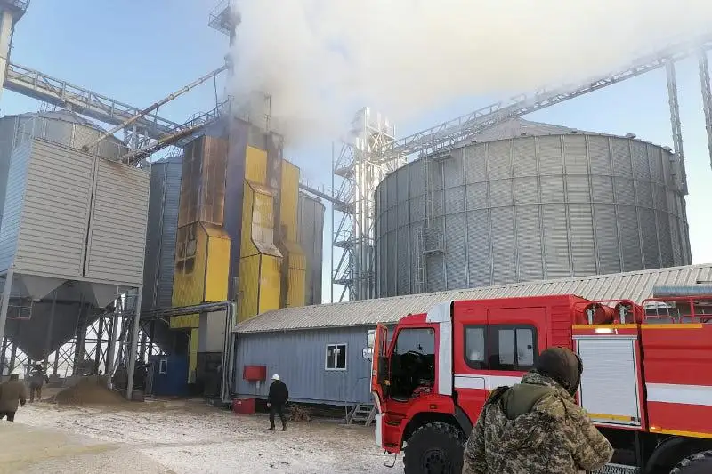 Aqtóbede maı zaýytynan órt shyqty