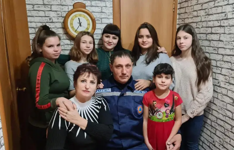 Qaraǵandylyq qutqarýshy alty jetim balany baýyryna basqan
