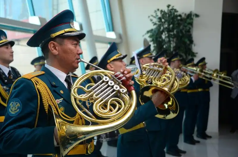 Торжественными маршами поздравили казахстанцев военные музыканты